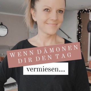 Dämonen: Diese kleinen fiesen Quälgeister, die dich ständig ärgern. 

Wie oft versuchst du vor einem Problem, also sinnbildlich deinen eigenen Dämonen weg zu zu laufen?

Wie oft meidest du problematische Situationen im Aussen, obwohl das Problem mit der dazugehörigen Lösung nur in dir selbst zu finden ist?

In der Spiritualität werden Schutzmauern "gesprüht und gesprenkelt", um schlechte Energien sowie furchterregende Dämonen und Geister von uns fern zu halten. 

Im irdischen meiden wir Konflikte und Aussprachen die nötig sind, um endlich Ruhe, Frieden und Klarheit für unangenehme Situationen zu schaffen.

Du kannst nur gewinnen, wenn du dich nach Innen wendest und deine Dämonen zum Tanz aufgorderst. Mach deine Freinde zu Freunden, damit ihr zusammen Lösungsräume schafft die im Kampf gegeneinander nicht möglich wären🥳

In den Raunächten der Neuzeit entlarven wir diese kleinen Quälgeistern, die sich dir und deinen Lebensträumen in den Weg stellen, um sie zum Tanz aufzufordern und den Kampf endlich zu beenden💃🏽

Kommentiere mit 💃🏽wenn du mit mir gemeinsam durch die Raunächte der Neuzeit reisen möchtest und dein Jahr 2024 mit all deinen Träumen und Wünschen manifestieren möchtest. Spüre die Dämonen auf,  die dich an der Erfüllung deiner Wünsche hindern und mach sie zu deine  Freunden🦸🏽‍♀️🦸🦹

Du allein entscheidest, ob dein neues Leben eine Party oder ein Kampf ist🤟🏼

#rausausderkomfortzone #manifestation #rauhnächte #dämonen #party #träume #Wünsche