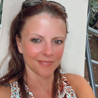 Die Wahrheit meiner immer wieder tief erschütterten Seele ist, man hat mich als Kind zum Schweigen gebracht, als ich hilflos dem körperlichen und psychischen Drama ausgeliefert war.✨

Man hat mir einen großen Teil Identität verwehrt, weil mein Nervensystem damit beschäftigt war, mein Umfeld auf unwillkürliche Gefahr zu scannen. 24 Stunden an sieben Tagen in der Woche.✨

Ich habe bis heute geschwiegen und mir selbst damit meine authentische Lebendigkeit verwehrt, aus Angst vor weiterer Ablehnung und Bestrafung, obwohl die Gefahr in der Realität längst gebannt war.✨

Ich weiß das…meine verwundeten Seelenanteile wussten es bis vor kurzem nicht und schwiegen weiter. Ich führte On- Off- Beziehung im Privaten und auf meinen Social Media Kanälen. Mein Nervensystem war noch nicht so weit, dauerhaft den Raum der Sichtbarkeit mit einem Gefühl der Sicherheit aus Angst vor weiterer unerträglicher Verletzlichkeit zu halten. Ich übe immer noch und werde von Tag zu Tag selbstbewusster, integrativer und besser✨

Das Schöne an dem sinnlosen Dilemma ist, es hat mich stark gemacht für extremes inneres Wachstum. Stillstand und Ohnmacht war für meine Seele nie eine Option.✨

Heute möchte ich dem Sinnlosen einen tiefgründigen Sinn geben und Menschen dabei unterstützen ihr chronisch gestresstes Nervensystem Stück für Stück auf Sicherheit zu programmieren und dadurch mehr Ruhe und weniger Triggeranfälligkeit zu erleben. Quasi aus dem inneren Überlebenskampf und der fassungslosen Erstarrung zurück in die Lebendigkeit.

Das ist der Weg den ich fast 46 Jahre gegangen bin und wie meine Westentasche kenne. Schluss mit verstecken, Schluss mit schweigen und jeden Tag ein wenig mehr Selbst;Sicherheit in der Unsicherheit ✨

BINDUNGSTRAUMA
SELBSTZWEIFEL
TROTZDEM ganz viel GLÜCKLICH