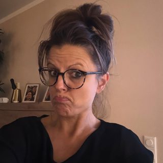 Wo rennt bitte die Zeit hin? Ich bin mit 46 Jahren im Brillenzeitalter angekommen und fühle mich oft noch wie ein Teenager, der noch nicht viel von der Welt gesehen hat.

Und ich glaube, das ist auch irgendwie die Wahrheit, denn meine frühkindlichen Traumaerfahrungen haben dazu geführt, dass ich ewig im (dissoziativen) Nebel durch die Welt gelaufen bin. Meine Gefühlswelt abgeschnitten, der Blick nach außen verschwommen und nach innen geschärft. Der einzige sichere Hafen für mein autonomes Nervensystem.

Warum erzähle ich plötzlich so unromantische und melancholische Geschichten? Weil ich verstanden habe, dass es ein großer Teil meiner Identität und meiner Lebensgeschichte ist, die ich versucht habe, vor mir und anderen zu verstecken, abzuschneiden, wettzumachen, unsichtbar werden zu lassen.Warum?

Weil es sich schwach anfühlt, mit positivem Mindset trotz riesiger Anstrengung oft eben auch keinen Erfolg zu haben. Weil psychisch belastende Themen gern als selbstverschuldete Schwäche interpretiert werden (als ob ich als Kind darum gebeten hätte😎). Weil negative Gefühle kollektiv verdrängt und als lästig angesehen werden.

Ich glaube, ich bin erwacht und habe angefangen, den Blick nach außen zu schärfen. Die „old school“ Gefühlsunterdrückung muss endlich ein Ende haben, denn Heilung entsteht nur, wenn wir alles von uns akzeptieren können. Schmerz, Freud, Leid & Hingabe.

Ich habe dem Podcast eines Shaolin Mönchs gelauscht und erfuhr wieder ein Stück mehr Heilung. Der rote Faden unserer Lebensgeschichte, den wir selbst meisterhaft durchwandert haben, ist oft das, was wir dem Leben mit Weisheit zurückgeben können. Quasi unser Lebenssinn, unsere Lebensfreude, unser Ikigai.

So verkörpere ich heute die erworbene Liebe meiner facettenreichen Gefühlswelt und bin bereit, zu geben. Liebe, Vertrauen, Verbundenheit und die Stärke, auch Wut, Scham und Schuld zu würdigen. Aber nur, damit kein Gefühl toxisch an uns haften bleibt, sondern mit dem Fluss des Lebens fließen darf.

Mir geht es wirklich wundervoll damit, endlich vollständig und ehrlich leben zu können. Ich wünsche jedem unsichtbar Liebenden und Leidenden den Mut, in der Sichtbarkeit, Verbundenheit zu erleben.✨