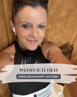 Diese Frage hat mich gestern so richtig kalt erwischt, als ich auf der Massageliege von @florian_riemenschneider lag und er meinen Körper das erste Mal gefühlt auf Werkseinstellung zurückgebracht hat. Das war übrigens ziemlich krass🤣

Warum bin ich dafür extra 700 km nach Hamburg gefahren?

Weil Trauma nicht nur in unseren Erinnerungen Spuren hinterlässt, sondern sich auch im Körper zeigt. Chronische Anspannung, Schutzmuster und Fehlhaltungen entstehen nicht einfach so. Körperorientierte Arbeit liefert Lösungen die Anspannung lösen und dem Nervensystem neue Erfahrungen von Sicherheit zu anzubieten. Für mich ein 0-Punkt.

Menschen, die schon in ihrer Kindheit um Zugehörigkeit, Unversehrtheit und ihre Daseinsberechtigung im Elternhaus kämpfen mussten, kennen oft nichts anderes, als ums Überleben zu kämpfen. Sie sind es gewohnt, dauerhaft unter Strom zu stehen.

Wenn deine Mutter neidisch auf deine kindliche Freude, dein Aussehen oder deine Lebendigkeit ist, lernt dein Unbewusstes, dass du es natürlich nicht besser haben darfst als sie. Das ist der unausgesprochene familiäre Loyalitätskonflikt. Du willst schließlich keine Grundlage für Beschämung, Kritik oder Herabwürdigung liefern.

Das ist nicht logisch. Das ist psycho-logisch. Also als Emotion im Körper gespeichert und nicht im Verstand.

Wenn dein Stiefvater dir immer wieder zeigte, wer der Stärkere ist, sobald du anderer Meinung bist👊, dann lernst du, dich Männern und Autoritätspersonen unterzuordnen, um dein Überleben zu sichern. Bloß keine Angriffsfläche bieten.

Darüber reden darf man übrigens auch nicht. Du weißt schon … familiärer Loyalitätskonflikt. Glauben wird dir auch keiner, dafür werden sie schon sorgen. Einer der Gründe, warum es hier immer wieder Still wurde💫

Du lernst, allein zu kämpfen. Denn Vertrauen fühlt sich wie Kontrollverlust an.

Mein Nervensystem hat sich, je nach Situation, zwei Überlebensmuster als Favoriten ausgesucht.

1. Die Rebellin (Fight): Sie zeigt sich immer dann, wenn mein Wert von Akzeptanz für Polaritäten, Loyalität oder Ehrlichkeit verletzt wird. Verletze ich diese Werte selbst, stehe ich mit mir selbst in der Kampfarena.

2. Die..weiter im Kommentar💥⤵️