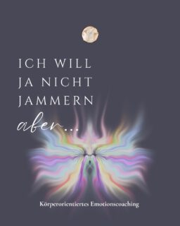 Ich will ja nicht ständig jammern, aber …

… und schwups, fünf Minuten später bist du wieder mittendrin.

Nicht, weil du das Drama liebst...ok vielleicht manchchmal...😎...sondern weil die lästigen Stimmen in deinem Kopf einfach keine Ruhe geben.

Du hast schon tausendmal mit deinen eigenen Gedanken darüber diskutiert,...

...dass du dich nicht so aufregen musst.
...dass du dieses leidige Thema endlich loslassen solltest.
...dass andere viel Schlimmeres erlebt haben.

Gedankenkarusell im Speedmodus ♻

Und wenn dein Verstand endlich einen Schlussstrich ziehen will, meldet sich... tadaaa ... dein Körper.

Mit dem Kloß im Hals, sobald du deine Wahrheit aussprechen willst.

Mit Magenschmerzen vor einem Gespräch, das noch gar nicht stattgefunden hat. Könnt ja brenzlig werden.

Mit einer Müdigkeit, die nichts mit Schlaf zu tun hat.

Und dann setzt auch noch die Scham das I-Tüpfelchen oben drauf und fragt...

"Warum bekomme ich meine Gefühle einfach nicht in den Griff?"🙄

So viele Frauen landen genau in dieser Falle.

Nicht, weil sie Kopfmensch sind, sondern weil Denken irgendwann zur (un)schlauen Überlebensstrategie wurde.

Wenn Fühlen zu oft schmerzhaft war, wurde Denken irgendwann die Rettung.

Deshalb ist Gedankenkreisen definitiv kein Charakterfehler.

Es ist ein überfordertes Nervensystem, dass versucht Kontrolle über etwas zu bekommen, was sich nie durch Kontrolle lösen ließ.

Das echte Problem dahinter?

Gefühle brauchen keine besseren Argumente und 1.000 Warum-Fragen, sie brauchen Sicherheit.

Denn was fehlt, ist selten noch eine Erkenntnis im such(t)en nach Aha-Momenten.

Was der Körper braucht um loszulassen ist die Erfahrung, dass er heute nicht mehr mit Gefühlen kämpfen muss.

Was er neu lernen darf? Das Ängste nicht durch Grübeln und Lösungsstrategien beseitigt werden, sondern durch körperorientierte neue Erfahrungen, die sich sicher anfühlen...auch wenn es mal unsicher ist.

Mein Mantra dazu: Ich fühle mich sicher in der Unsicherheit. Spür gern mal rein, wie sich das für dich anfühlt bevor du mit deinen Stimmen im Kopf weiterziehst.🌕